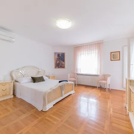 Ella Holiday home